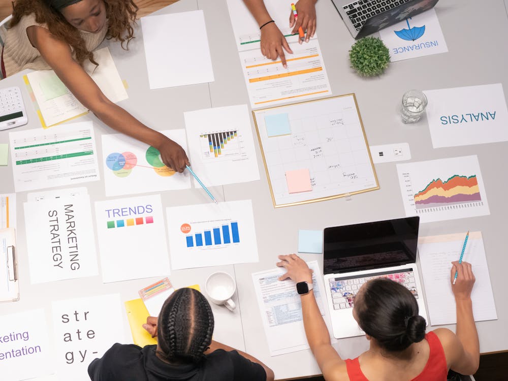 Foto gratuita di adulto, alla ricerca, ambiente d ufficio, ambiente di business, analisi, analisi dei dati, angolo alto, avvio di impresa, azienda, aziendale, bicchiere d'acqua, brainstorming, co working, collaboratori, collaborazione, compagno ...